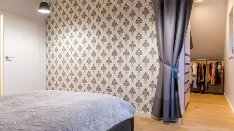 Revêtements muraux avec de la tapisserie à motifs